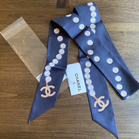 Chanel Twilly in navy blue color with pearls in the design - Picture 3 of 3